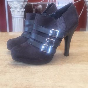 Size 6.5 women half boot used in good condition